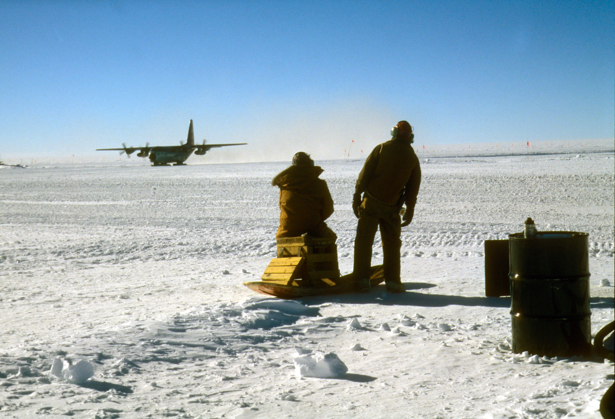 Plane arriving at South Pole at 9,301 feet elevation